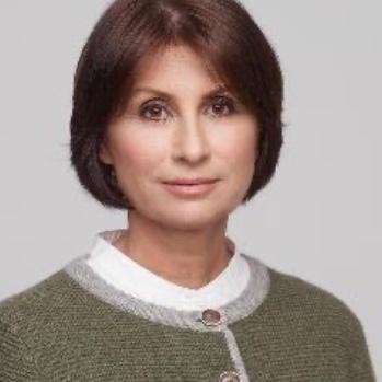 Dr. Erika Csányi
